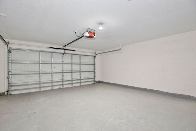 Building Photo - Beautiful 3/2 Spacious Home with a covered...