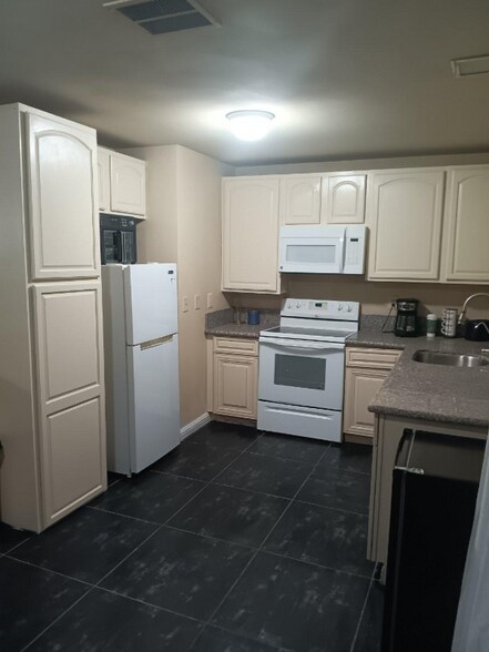 Building Photo - 5903 Bromley Ave