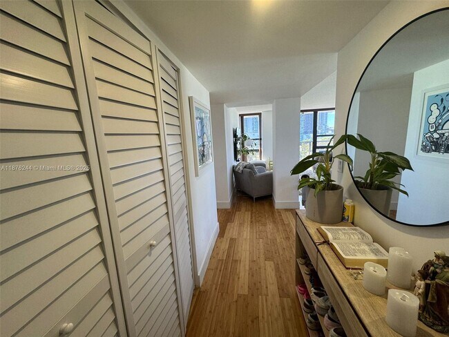 Building Photo - 600 NE 36th St