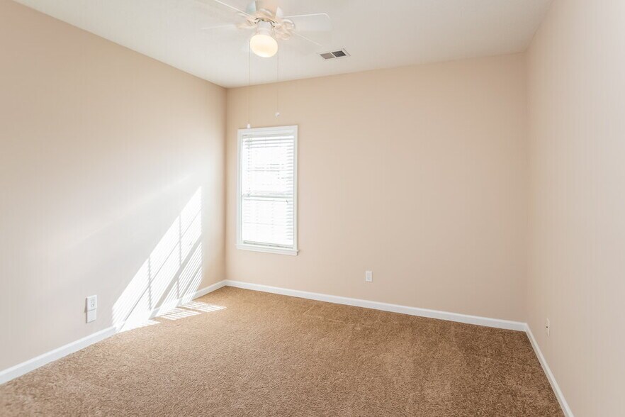 Building Photo - 5774 Bedford Loop E