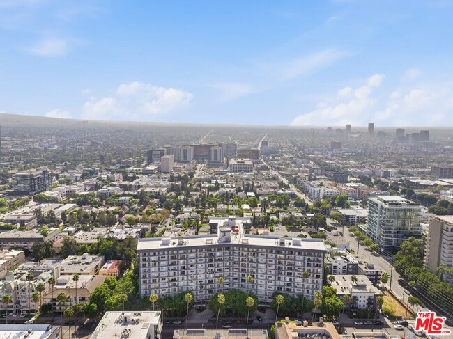Building Photo - 100 S Doheny Dr