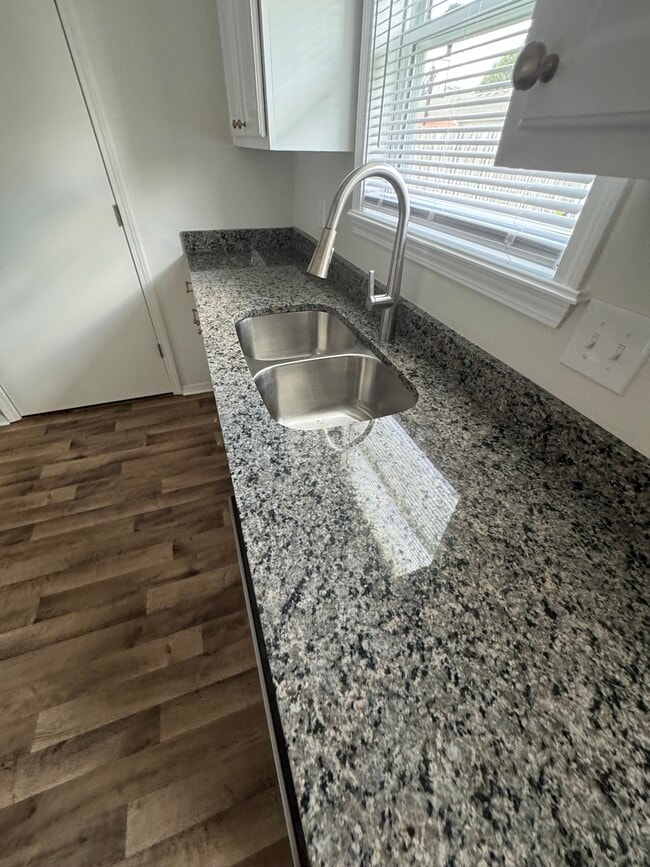 Building Photo - 450 S Cedarwood Ave