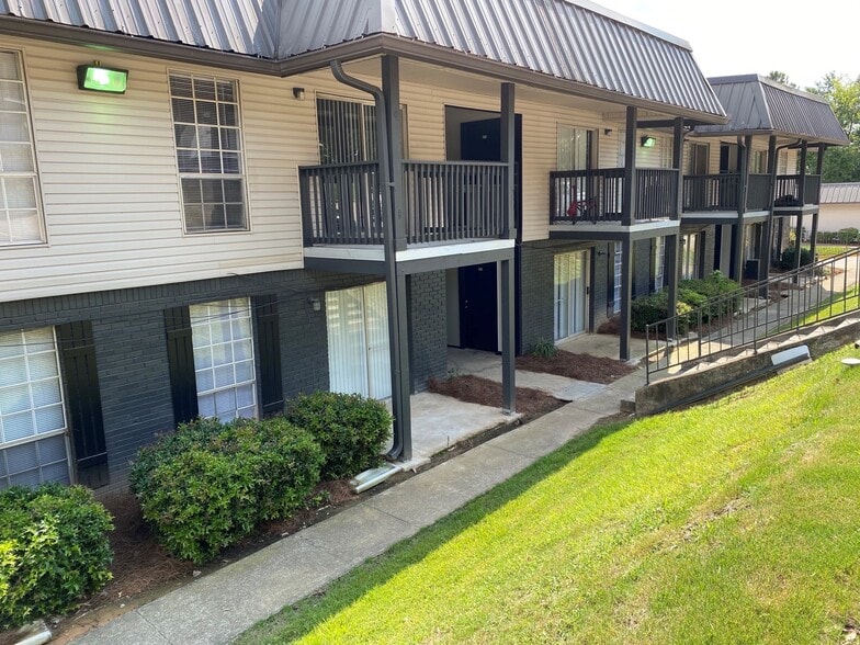 2700 at Homewood 2700 Temple Crest Dr Birmingham AL 35209 Apartment