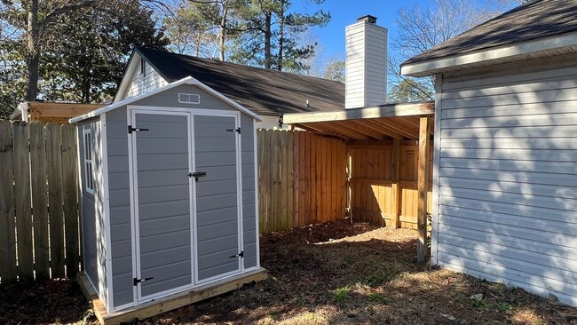 Building Photo - Sleek and Stylish 3 Bedroom, 2 full bath cottage home in Mid-town! Only $1750/mo.!!