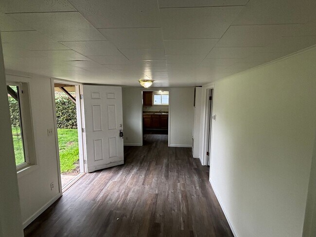 Building Photo - 547-R547 Mary St