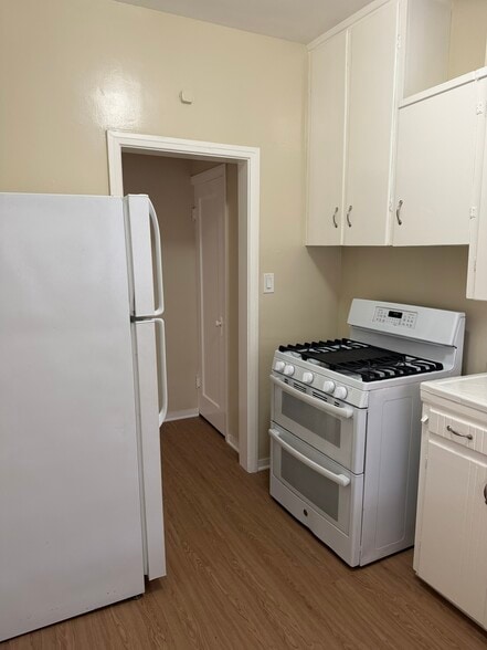 kitchen - 801 W Glenoaks Blvd