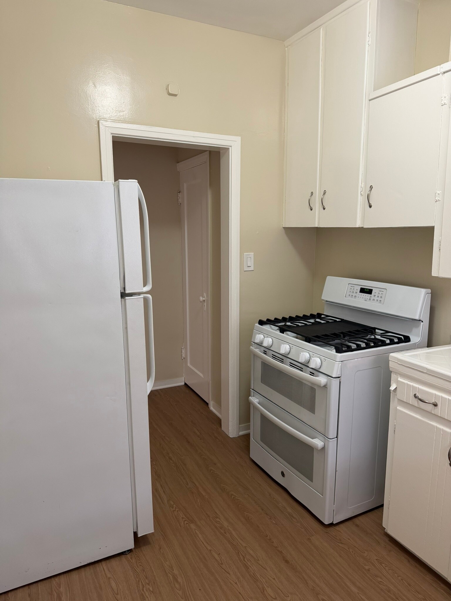 kitchen - 801 W Glenoaks Blvd