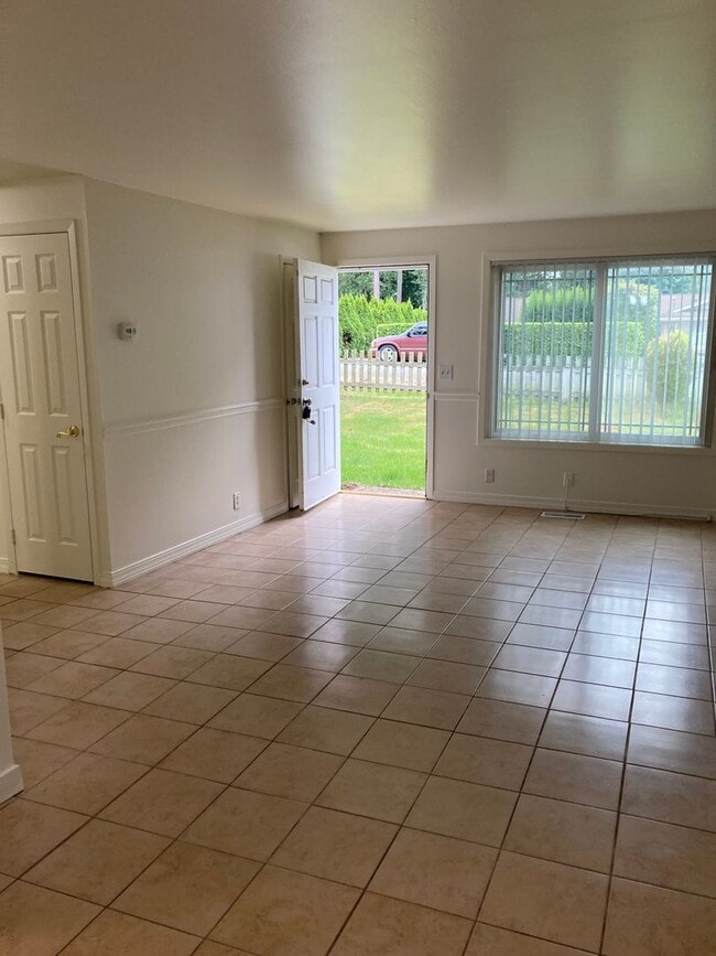 Building Photo - Cozy 4-Bedroom 1.5 Bath Gem with Fenced Ya...