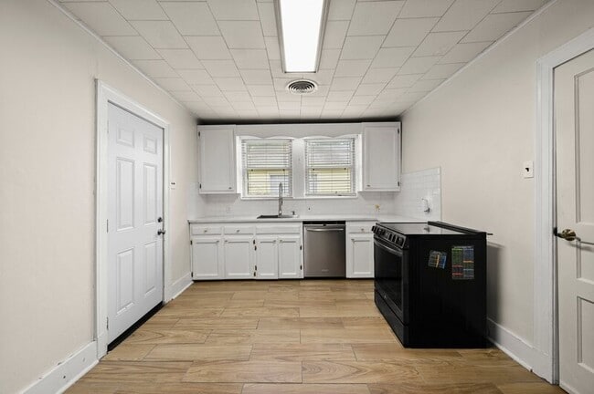 Building Photo - 1642 College Dr