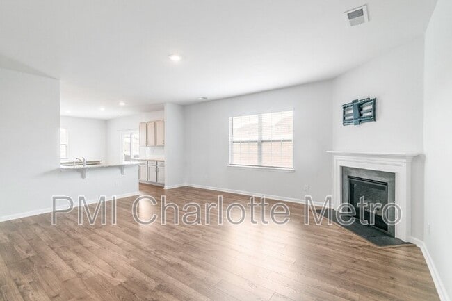 Building Photo - 8019 Rowling Dr
