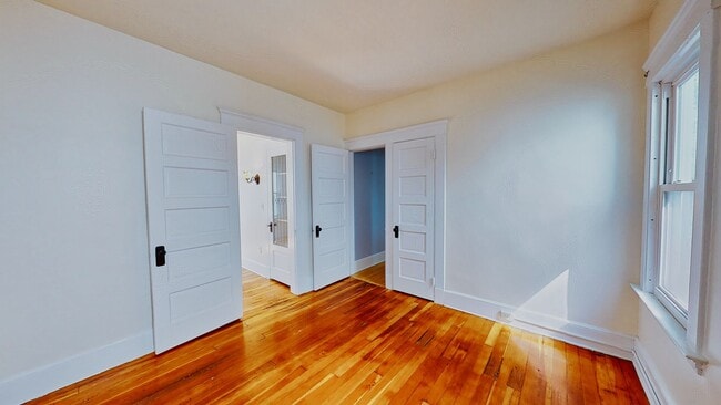Building Photo - [In-Unit Laundry; Garden] Townhouse-Style Living, with Historical Details & Parking!