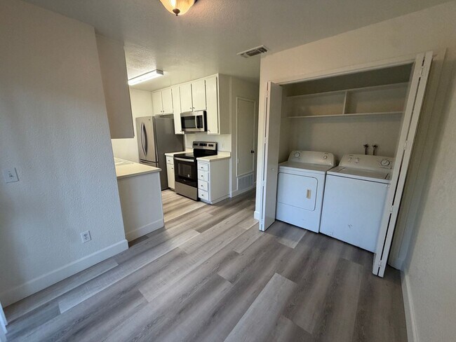 Building Photo - Beautiful 2 bedroom 1 bath Available today! Apply today!