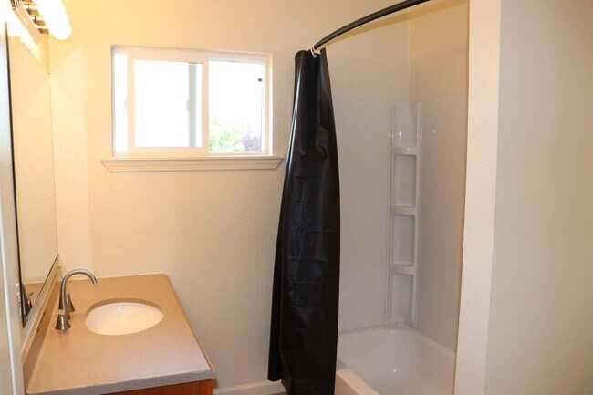 Building Photo - Unit 3