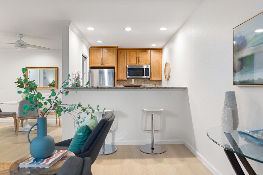 Building Photo - 811 York St