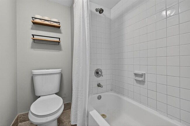 Building Photo - 412 Lakeview Dr