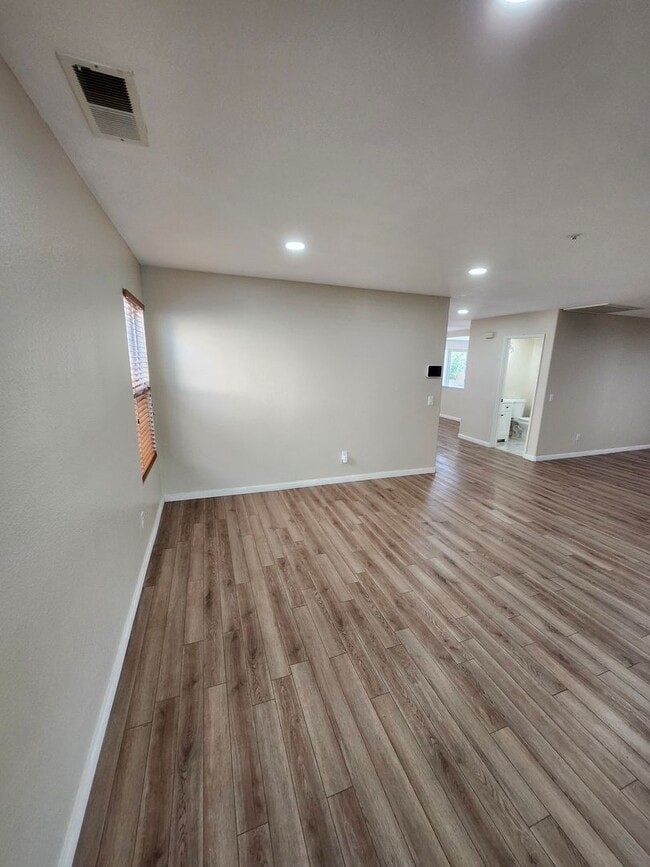 Building Photo - Beautiful 5 Bedroom House fully remodeled....