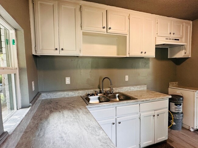 Building Photo - Charming 3 Bed home for lease!