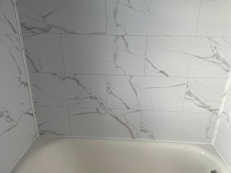 Tub/shower - 320 E 5th St