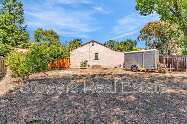 Building Photo - 275 Cameo Dr