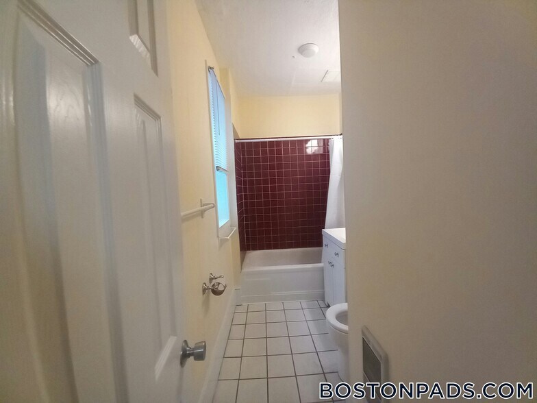 Building Photo - 883 Huntington Ave