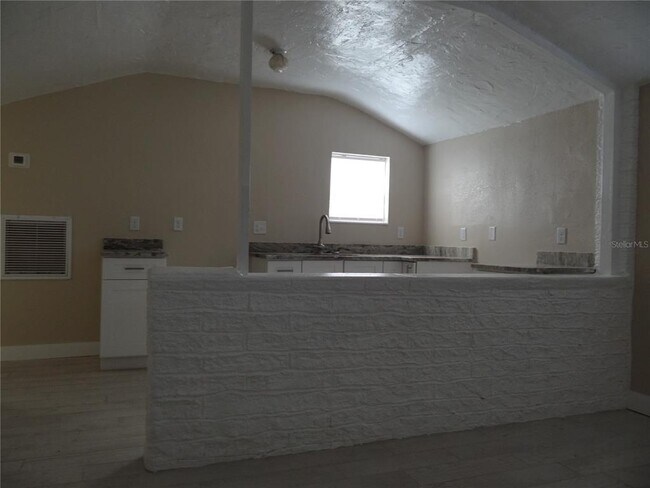 Building Photo - 13360 Boca Ciega Ave