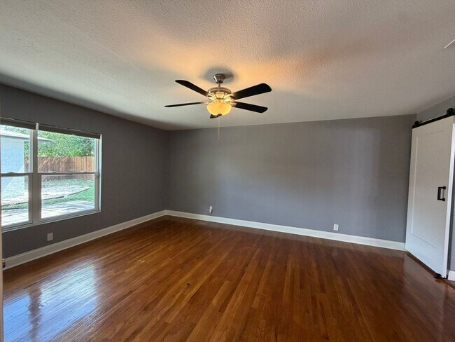 Building Photo - 2555 W Kings Hwy