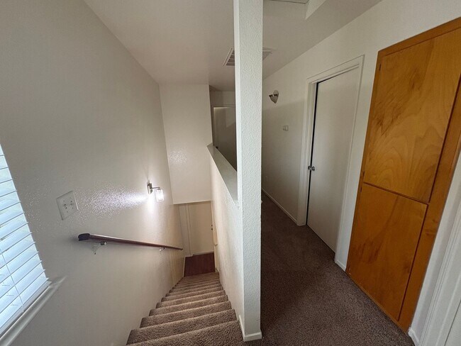 Building Photo - 2 story house in NW Visalia Available Now