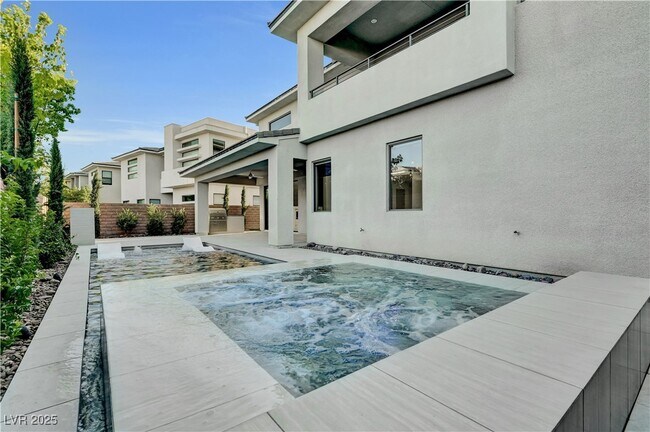 Building Photo - 68 Grey Feather Dr