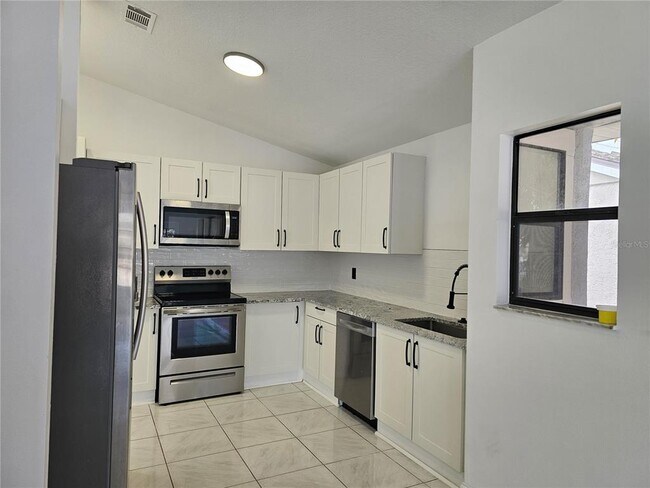 Building Photo - 826 N Horseshoe Bay Dr