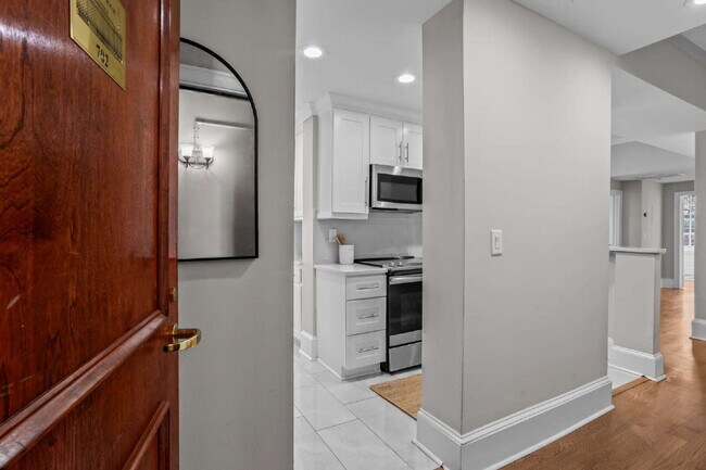 Building Photo - "Modern Comfort Awaits: Spacious 2-Bed, 2-Bath Condo with Elegance in the Heart of Atlanta"