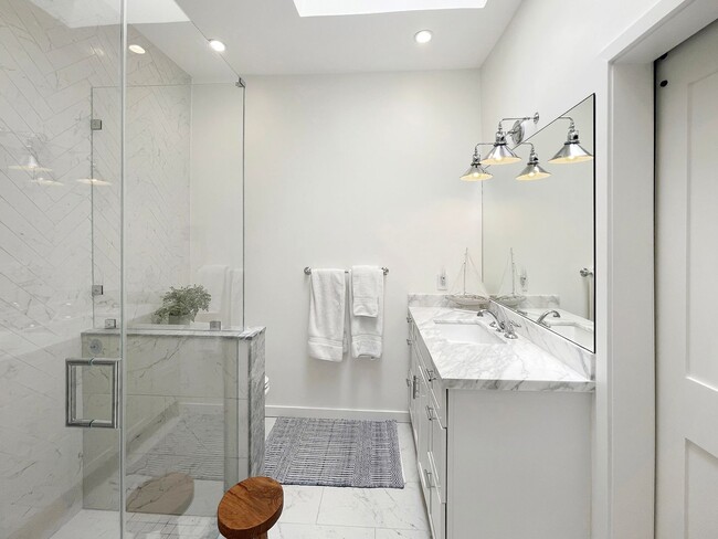 Building Photo - Remodeled and Modern, Open Floor-plan, Lux...