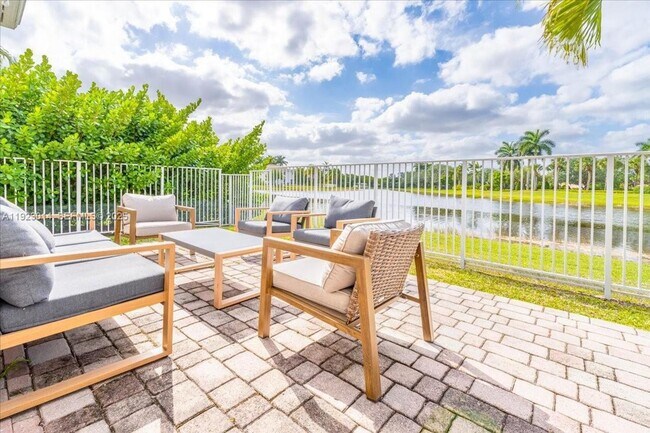 Building Photo - 920 Golden Cane Dr