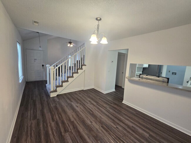 Building Photo - Charming and Spacious Home