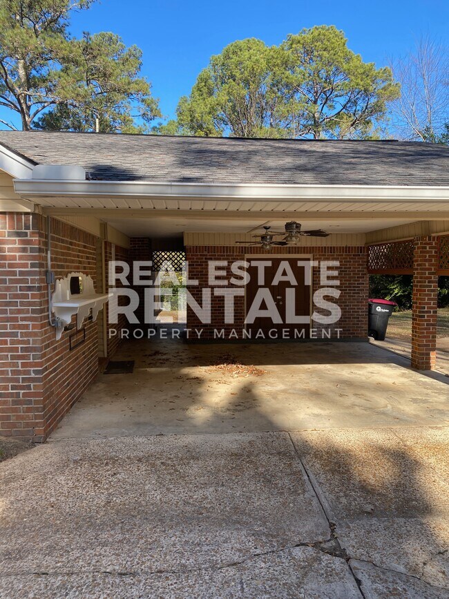 Building Photo - 514 Country Club Pl