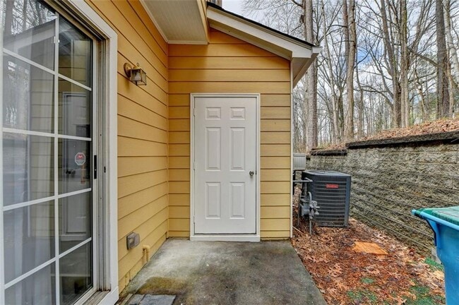 Building Photo - 903 Redwood Dr