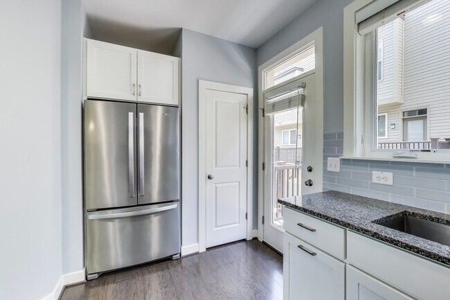 Building Photo - NICE 3BD/3.5BA luxury 4-level townhouse in ROCKVILLE!