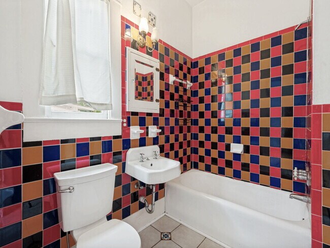 Building Photo - "Charming 4-Bedroom Home with 2 Full Baths in Vibrant Dallas Neighborhood!"
