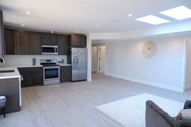 Primary Photo - 1410 W 37th Pl