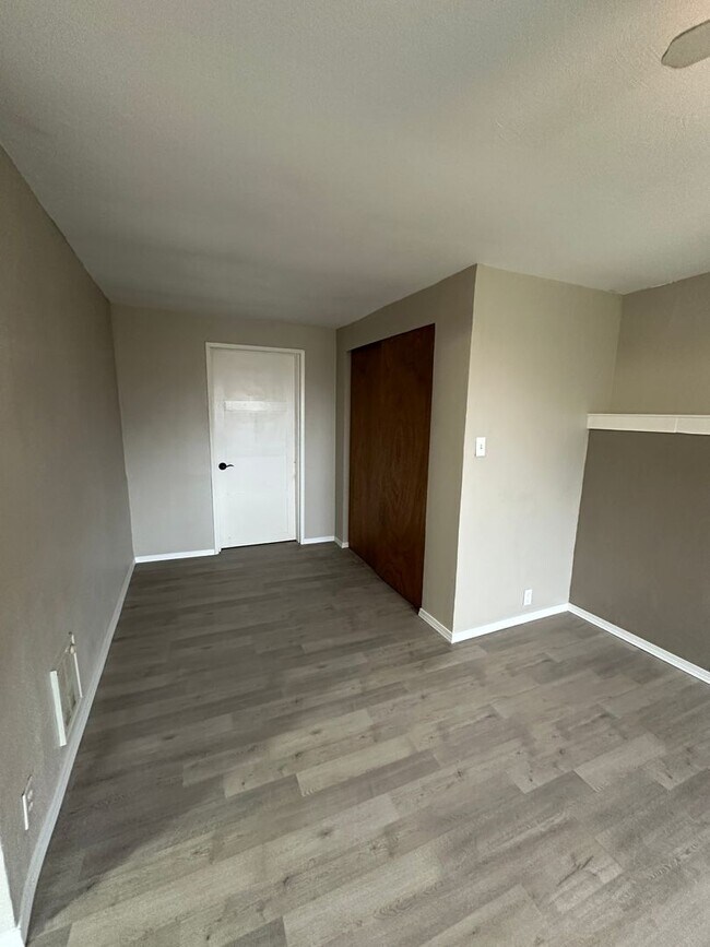 Building Photo - 9441 Maple Dr NE