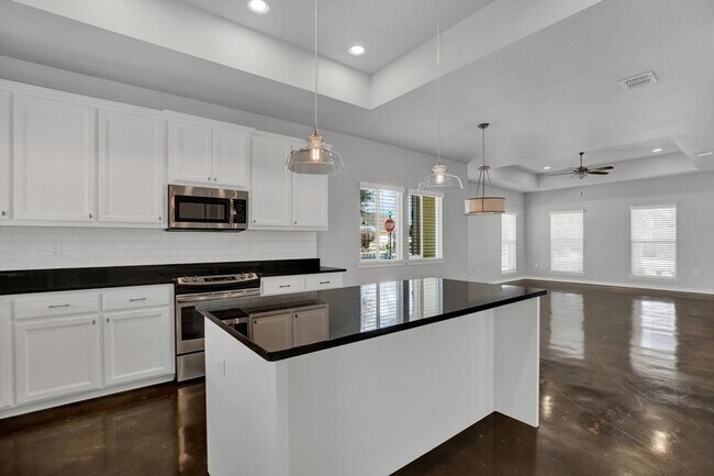 Building Photo - 1365 Hanz Dr