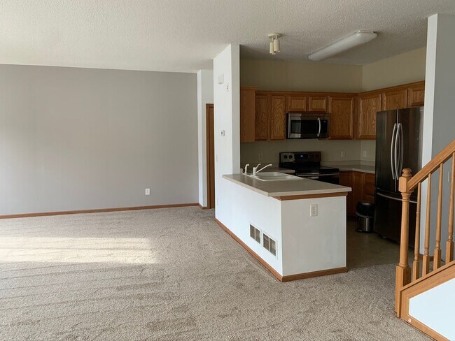 Building Photo - Bright & Spacious 2BR/1.5BA Townhome in Co...