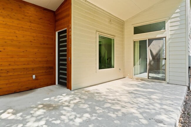 Building Photo - 1609 J J Seabrook Dr
