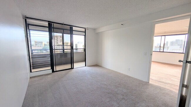 Building Photo - Newly remodeled Large 3 bed/2 bath/2 parking end unit with ocean and city views
