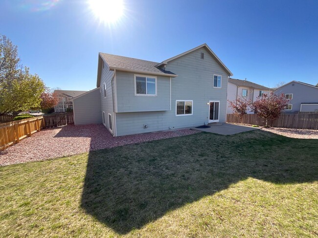 Building Photo - 3 Bedroom Home Available Near N Powers Blv...