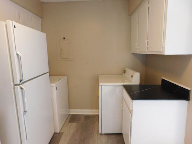 Building Photo - 1104 Karen Dr