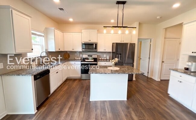 Building Photo - 5 Bed/5 Bath Home with 3 Car Garage / Pet-Friendly / Available Now!
