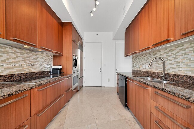 Building Photo - 16001 Collins Ave