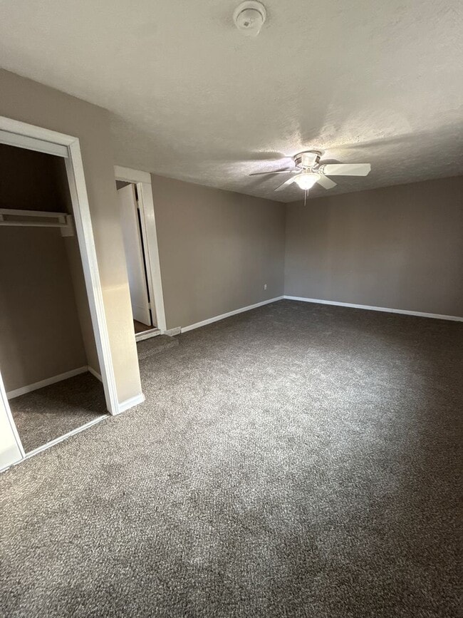 Building Photo - 5 bedroom 2 bathroom house