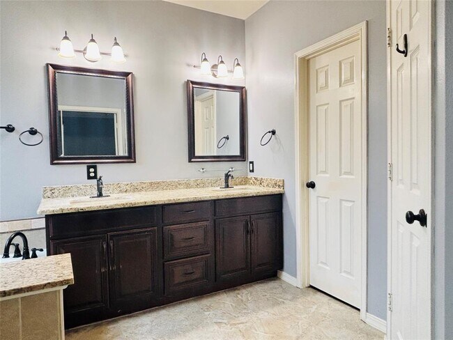 Building Photo - 1803 Stoneleigh Ct