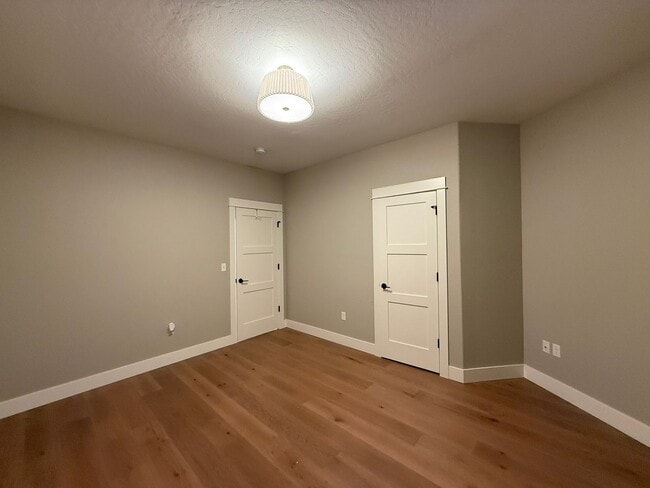 Building Photo - Elegant and Luxurious Cottage Grove Home